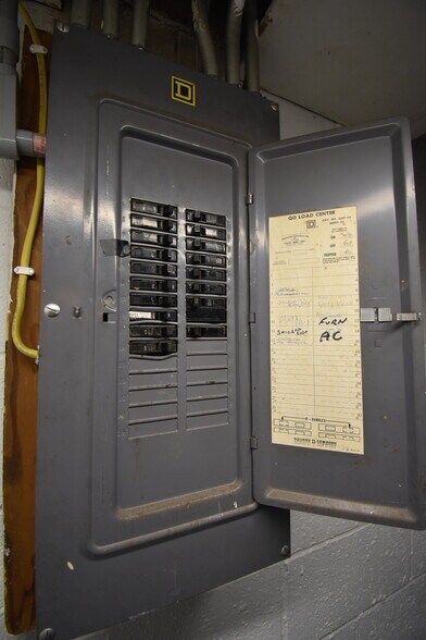 More Photos Of 132 N Main St, Hubbard Freestanding For Sale