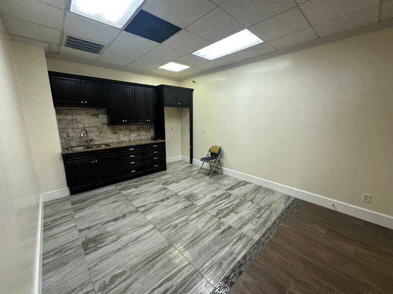 More Photos Of 2318 W Columbus Dr, Tampa Warehouse For Lease