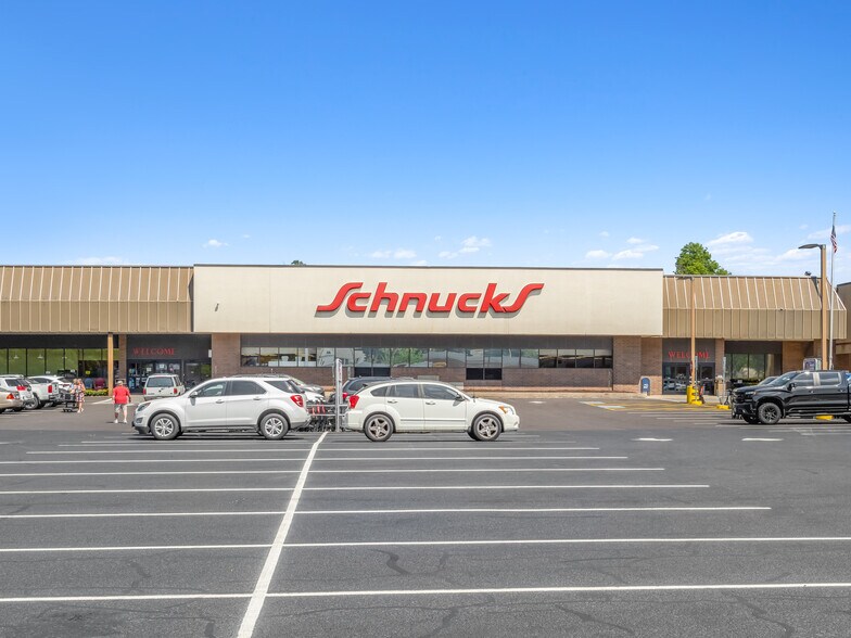 More Photos Of 1001 Court St, Pekin General Retail For Sale