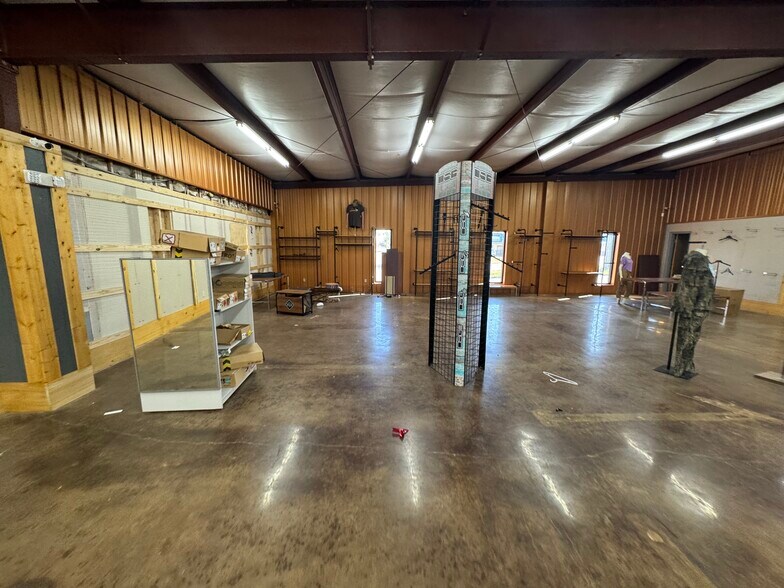 More Photos Of 990 N Daleville Ave, Daleville Warehouse For Sale