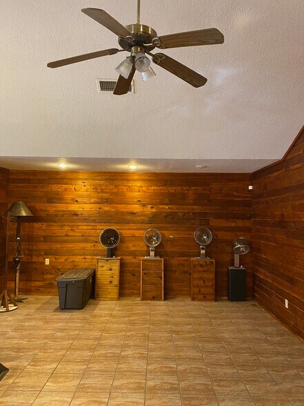 More Photos Of 8491 US Highway 281 N, Spring Branch Showroom For Sale