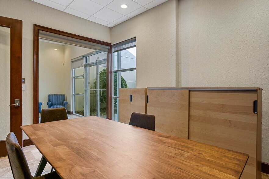 More Photos Of 8810 Commodity Cir, Orlando Showroom For Lease