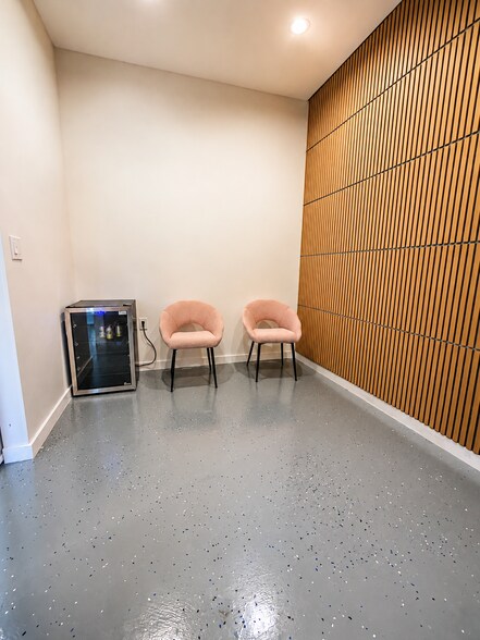 More Photos Of 22750-22754 Ventura Blvd, Woodland Hills Storefront For Lease