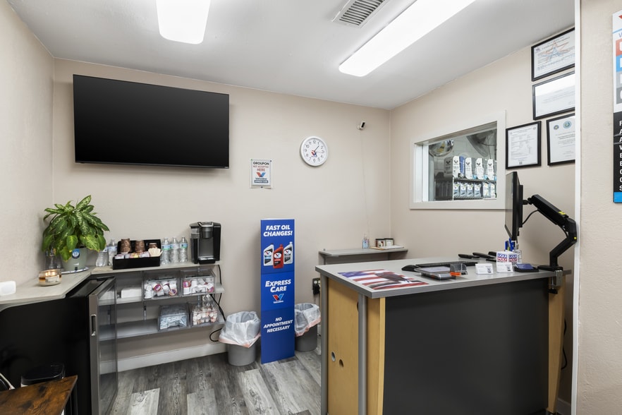 More Photos Of 3022 S Cooper St, Arlington General Retail For Sale