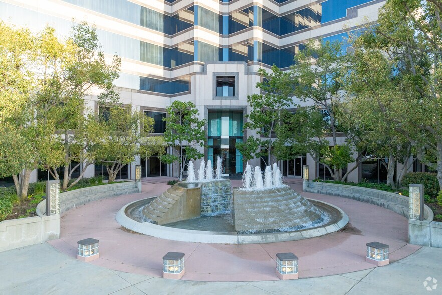 More Photos Of 21300 Victory Blvd, Woodland Hills Coworking Space
