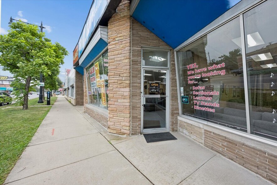 More Photos Of 7045 W North Ave, Oak Park Storefront For Sale