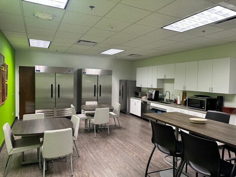 More Photos Of 2505 S Finley Rd, Lombard Office For Sale