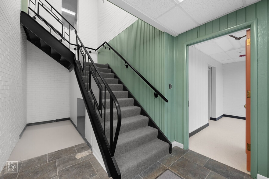 More Photos Of 223 Interstate Rd, Addison Light Manufacturing For Sale