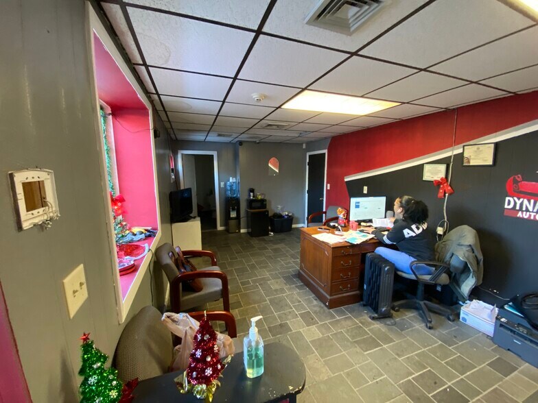 More Photos Of 29 Bridge St, Pelham Auto Dealership For Lease