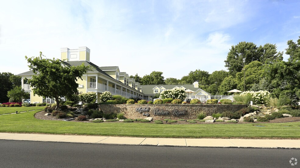 More Photos Of 441 W Lakeshore Dr, Kelleys Island Hotel For Sale