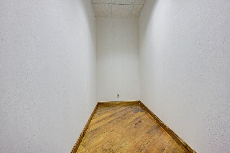 More Photos Of 7415 Eastex Freeway Plaza, Beaumont Industrial For Sale