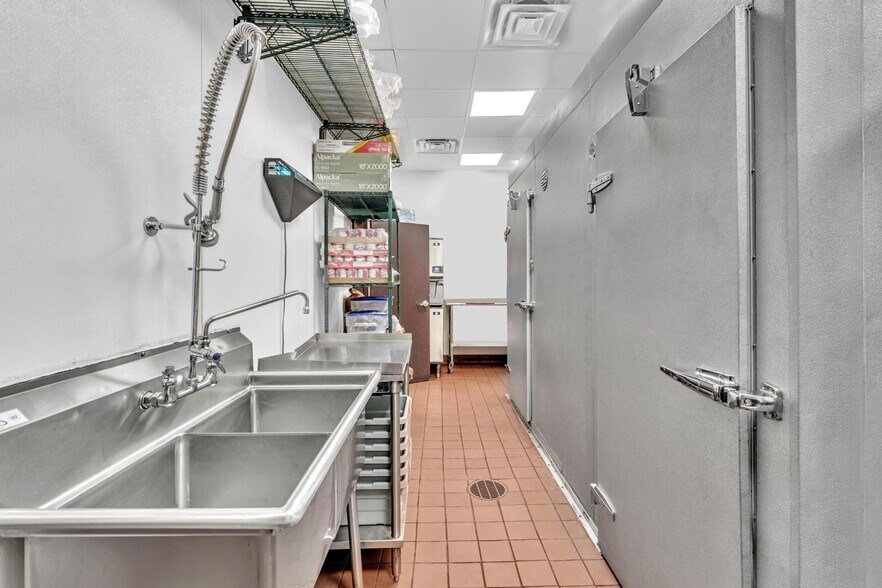 More Photos Of 2010 NW 6th St, Fort Lauderdale Fast Food For Lease
