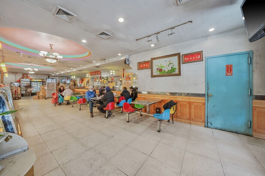 More Photos Of 280 Grand St, New York Storefront Retail Office For Lease