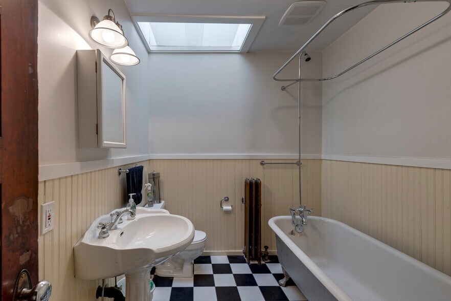 More Photos Of 606 Meredith Rd NE, Calgary Restaurant For Sale