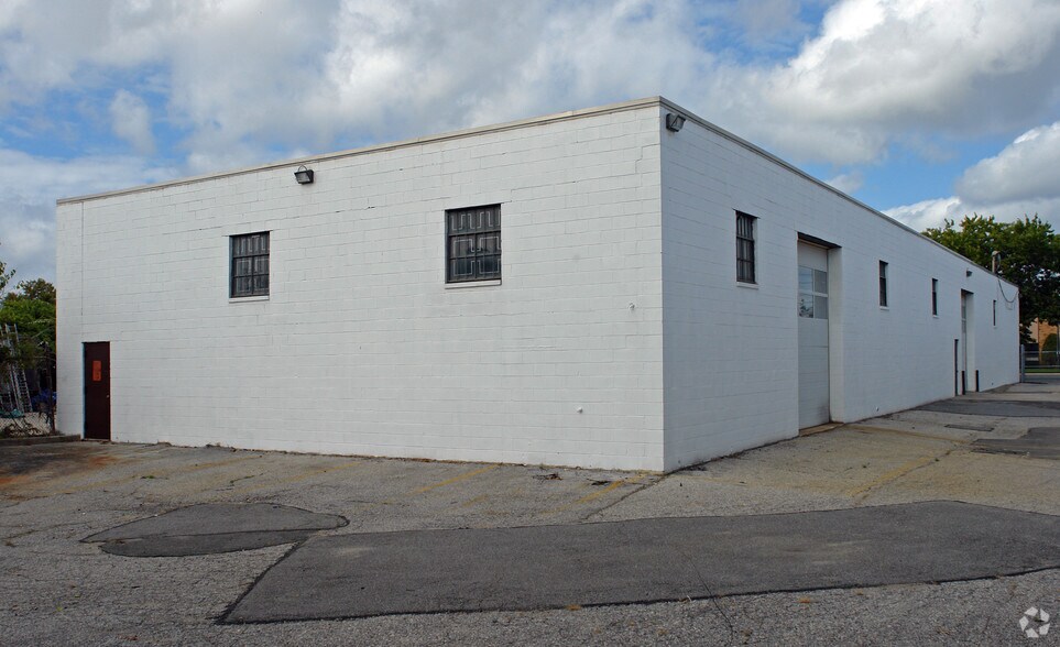 More Photos Of 25 Seabro Ave, Amityville Warehouse For Lease
