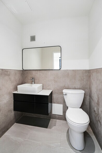 More Photos Of 24 Beaver St, New York Storefront Retail Office For Lease