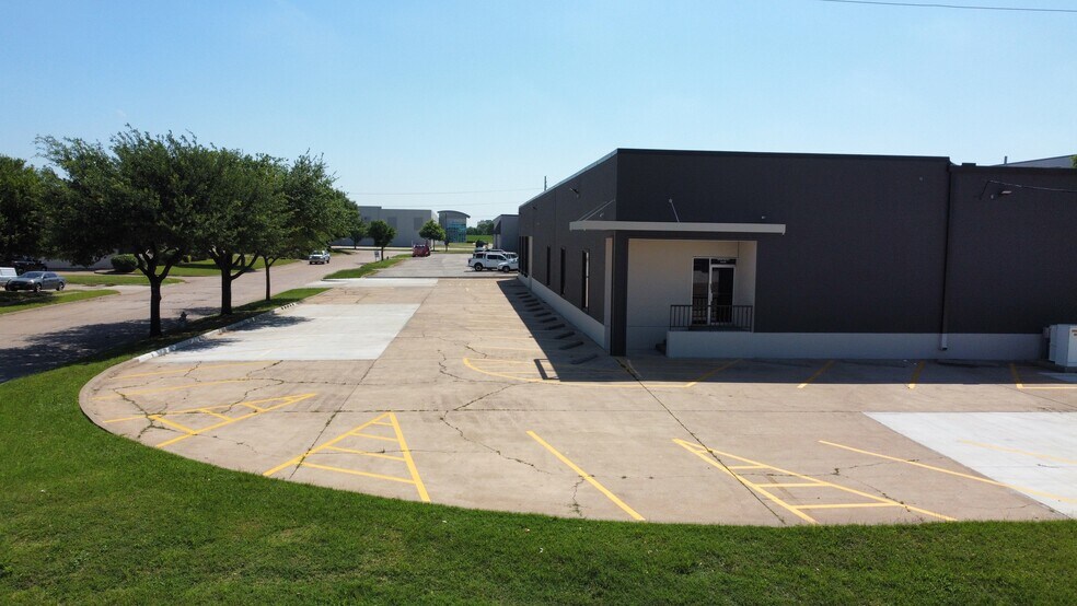 More Photos Of 3400 Royalty Row, Irving Distribution For Sale