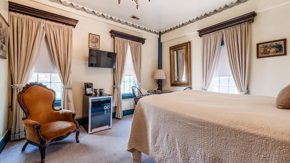 More Photos Of 313 Broadway E, Granville Hotel For Lease