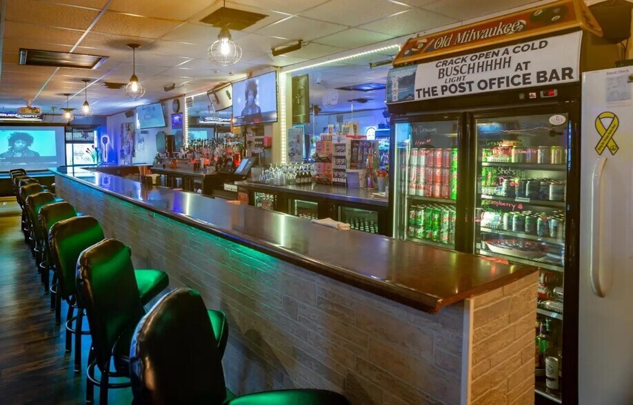 More Photos Of 125 W Bannerman Ave, Redgranite Bar For Sale