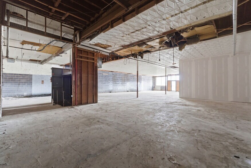 More Photos Of 657 Silas Deane Hwy, Wethersfield Freestanding For Lease