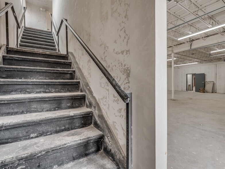 More Photos Of 4403-4411 SW 3rd St, Oklahoma City Showroom For Lease