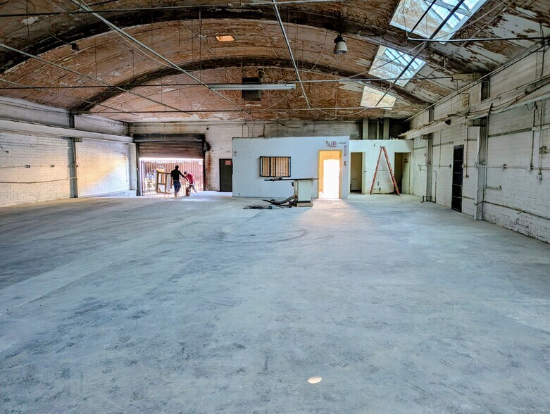 More Photos Of 5916 Lillian St, Los Angeles Industrial For Lease