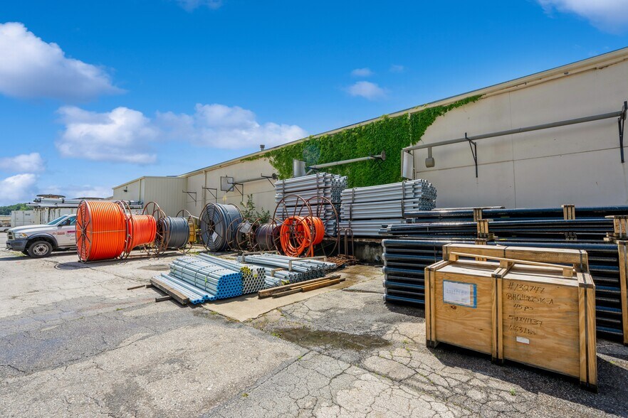More Photos Of 2301 Fleur Dr, Des Moines Warehouse For Lease