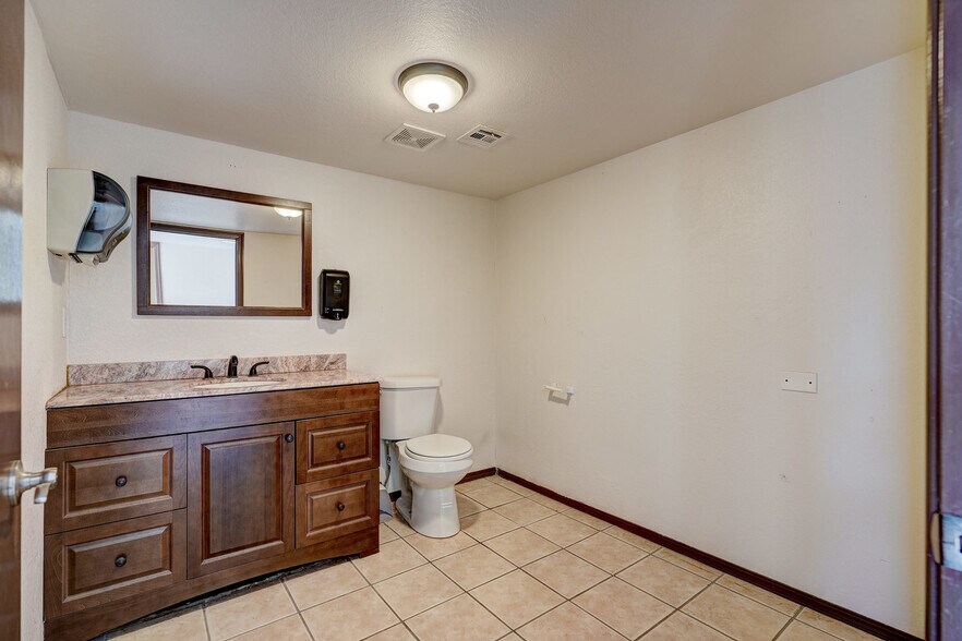 More Photos Of 401 S Eagle Ln, Oklahoma City Manufacturing For Lease