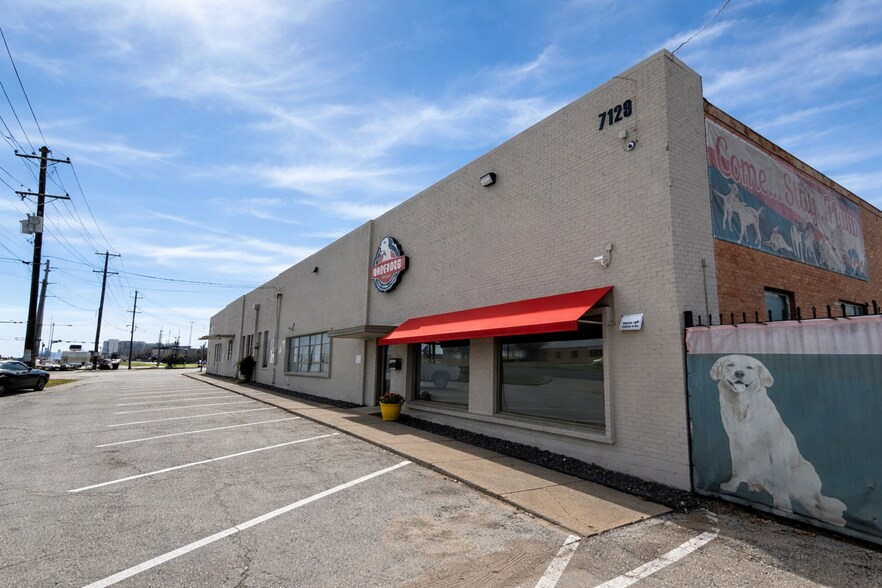 More Photos Of 1915 Empire Central, Dallas Distribution For Lease