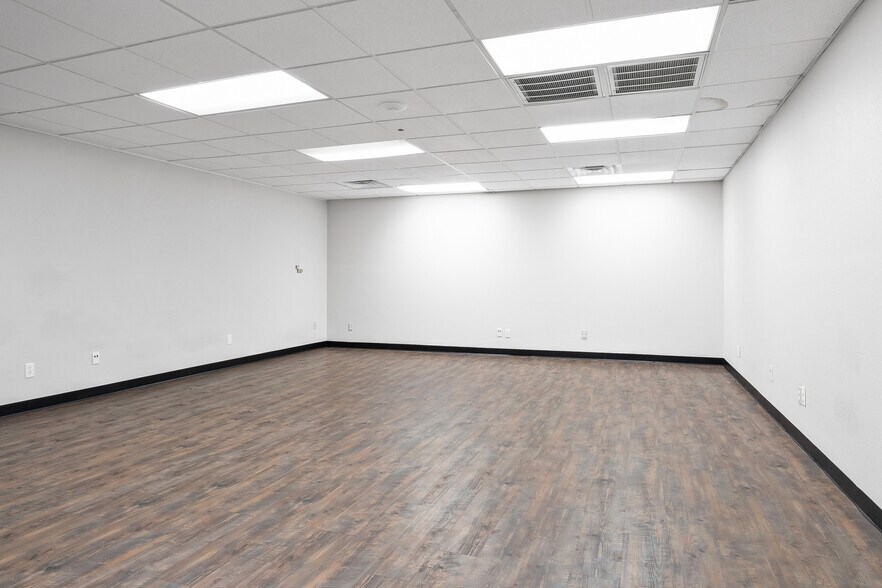 More Photos Of 915-921 N Mill St, Lewisville Office For Sale