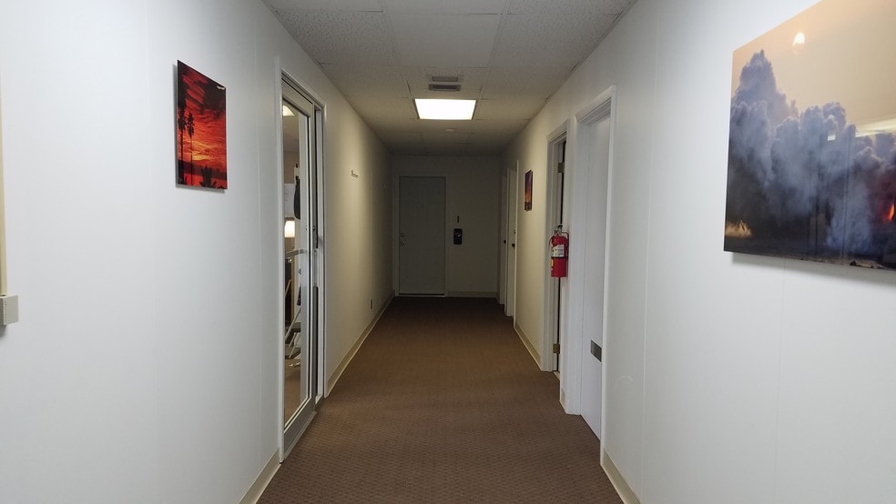 More Photos Of 515 Woodcrest Dr, Bloomington Medical For Lease