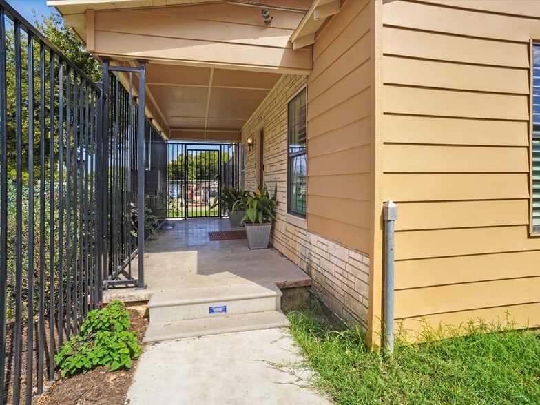 More Photos Of 3117 Marquita Dr, Fort Worth Industrial For Sale