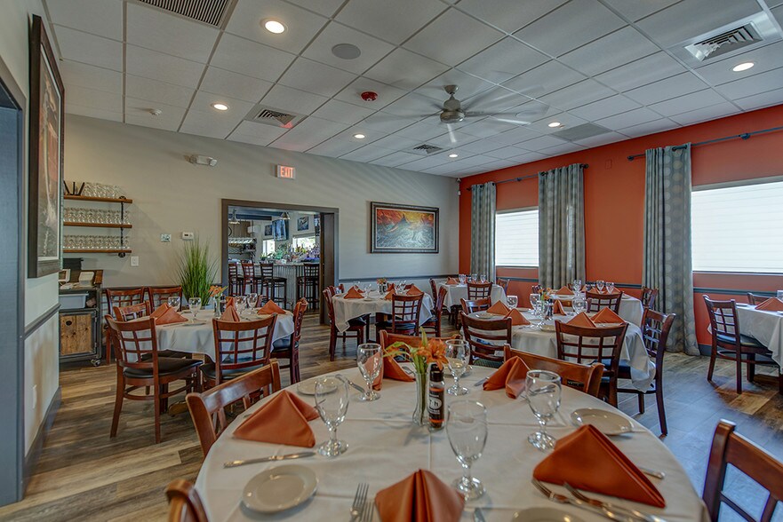 More Photos Of 514 NW Dixie Hwy, Stuart Restaurant For Sale