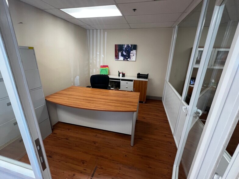 More Photos Of 885 Tallevast Rd, Sarasota Manufacturing For Lease