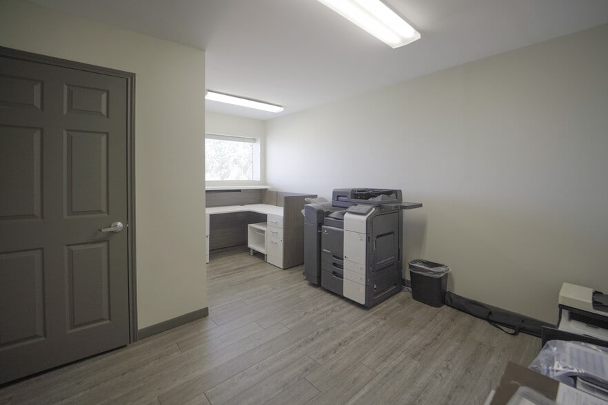 More Photos Of 808 Bob White Rd, Victoria Warehouse For Sale