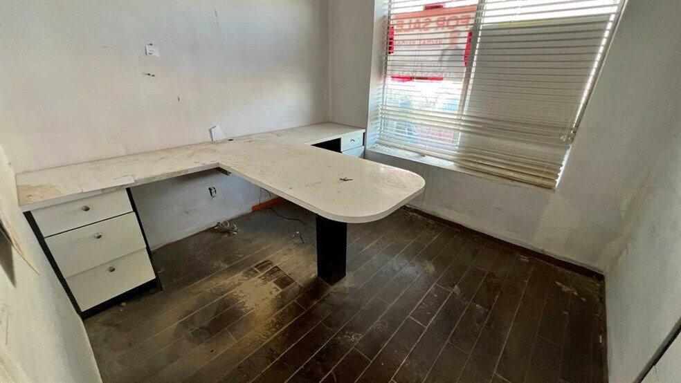 More Photos Of 5150 47th St NE, Calgary Auto Repair For Sale