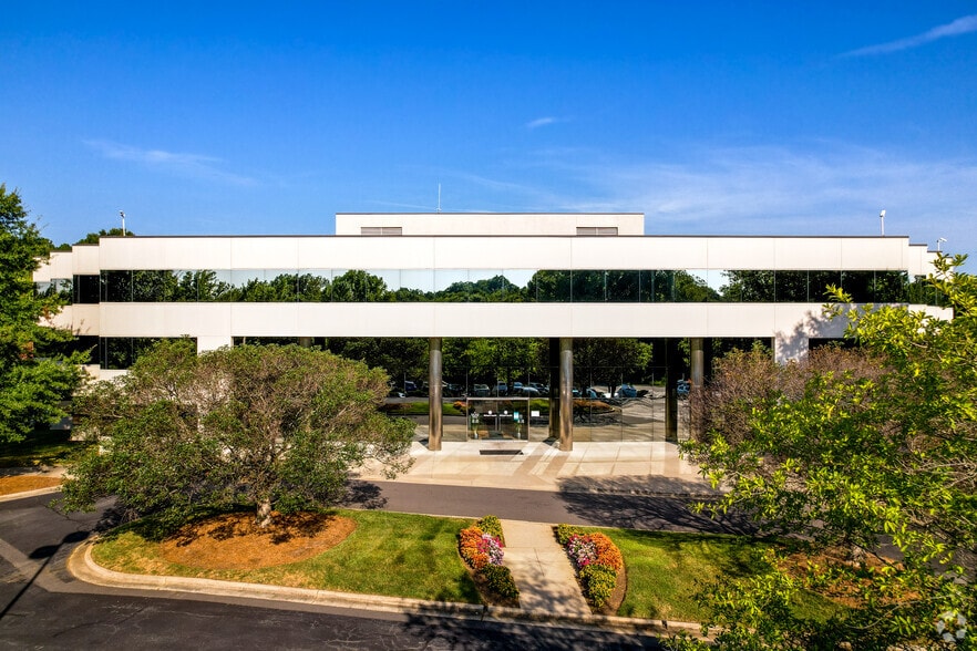 More Photos Of 9401 Arrowpoint Blvd, Charlotte Office For Lease
