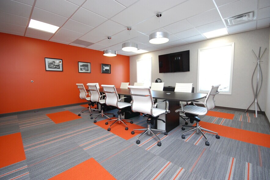 More Photos Of 5251 S East St, Indianapolis Office For Lease