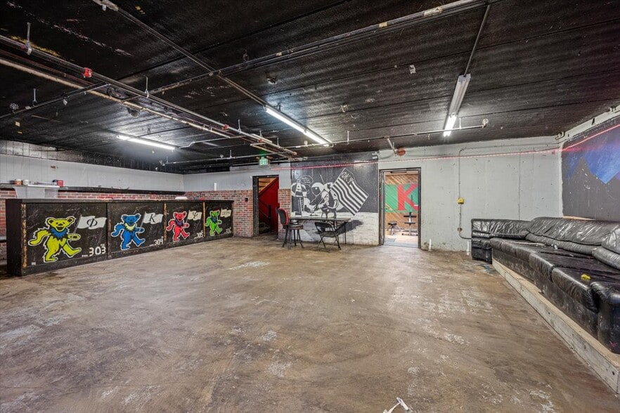 More Photos Of 1020 W Hillcrest Dr, Dekalb Sorority Fraternity House For Sale