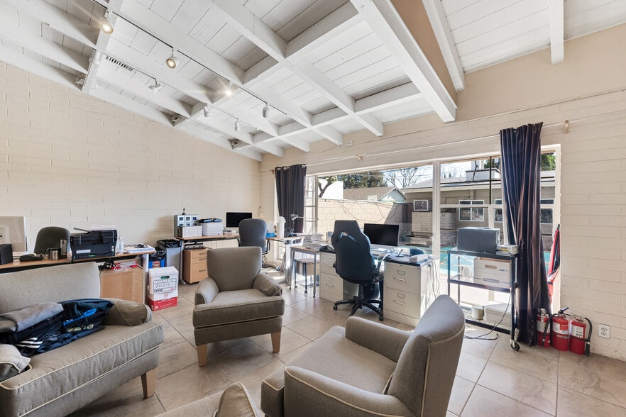 More Photos Of 4110 W Burbank Blvd, Burbank Office Residential For Sale