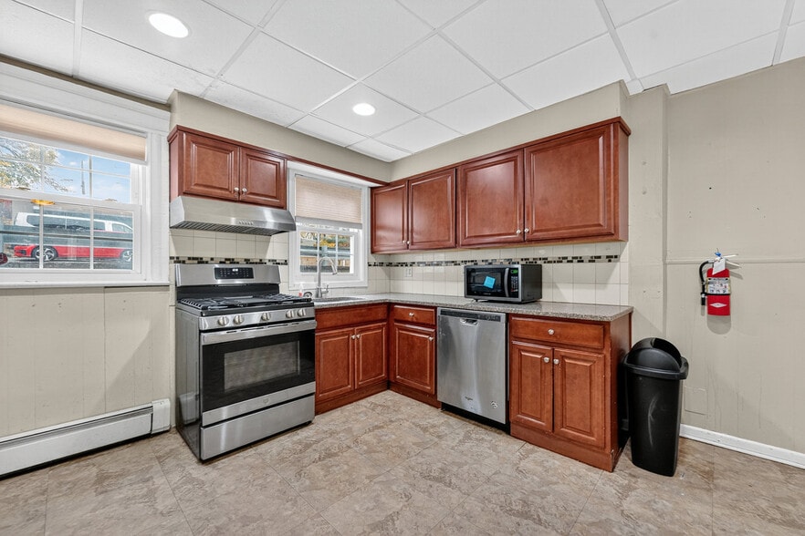 More Photos Of 160 Bloomfield Ave, Verona Storefront Retail Office For Sale