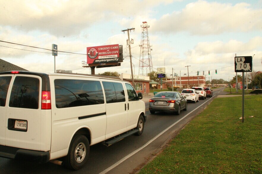 More Photos Of 831 9th St, Morgan City Storefront For Sale