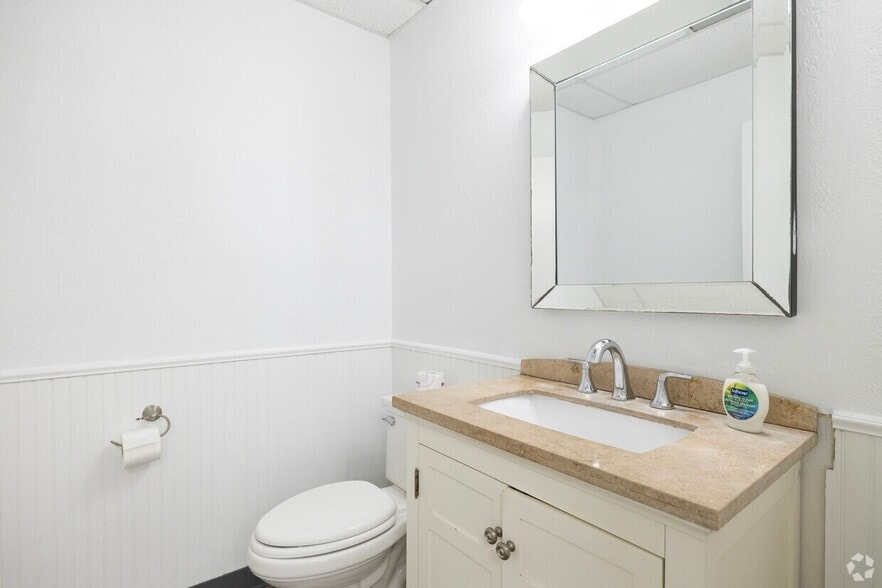 More Photos Of 7818 Depot Ln, Tampa Warehouse For Sale