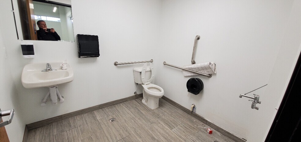 More Photos Of 20930 Meyers Rd, Oak Park Office For Sale