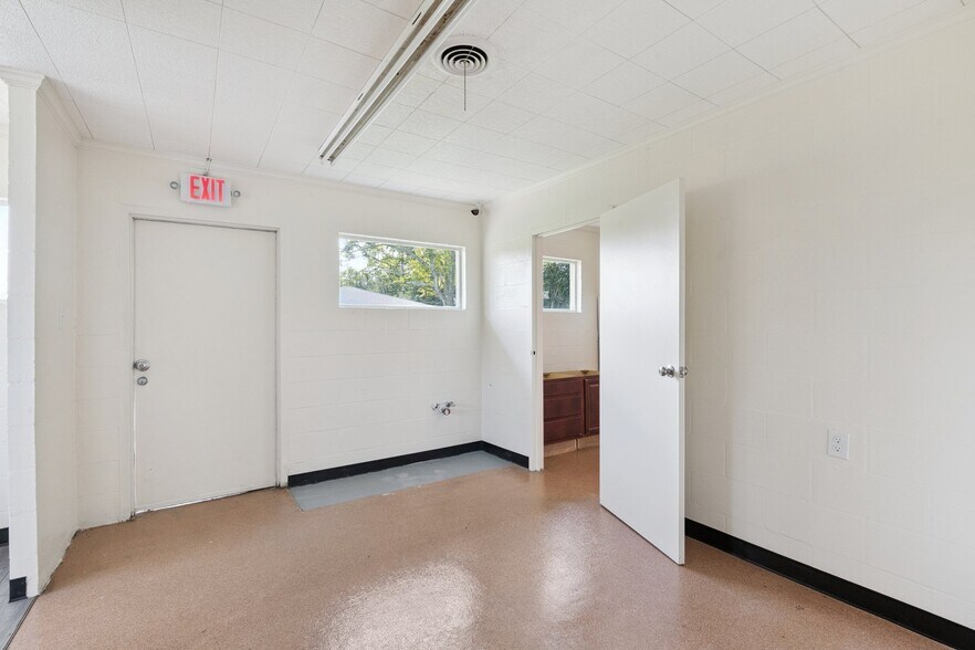 More Photos Of 560 Saint John St, Bay Saint Louis Office For Sale