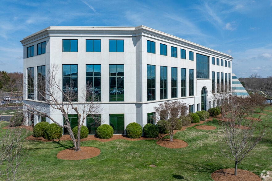 More Photos Of 9144 Arrowpoint Blvd, Charlotte Office For Sale