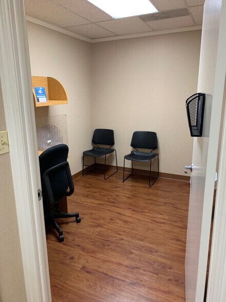 More Photos Of 8 Quakerbridge Plz, Hamilton Office For Sale