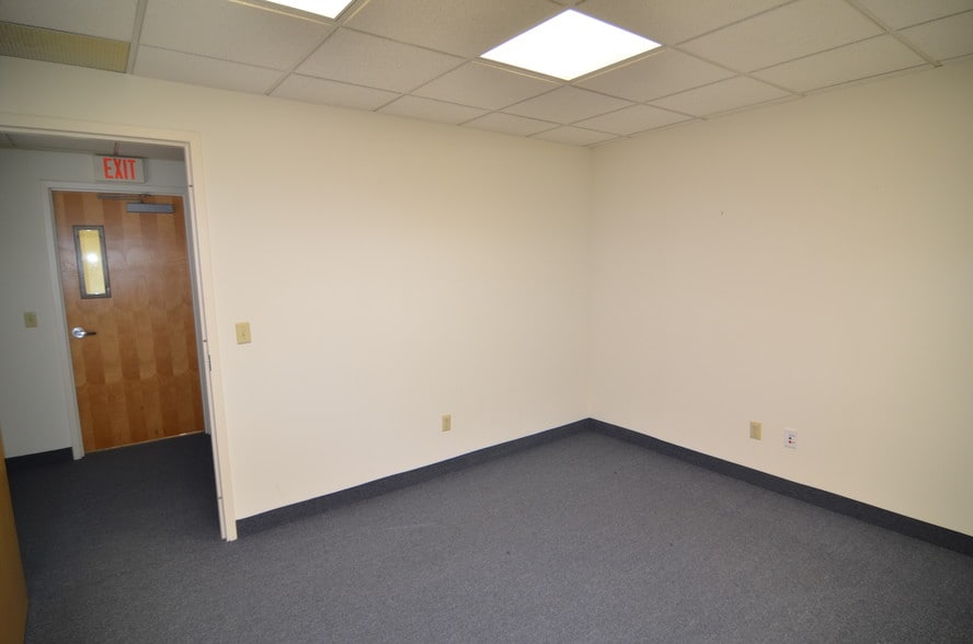 More Photos Of 107 W Main St, Clinton Office For Lease