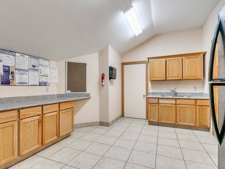 More Photos Of 2124 S Shadowlake, Oklahoma City Medical For Lease