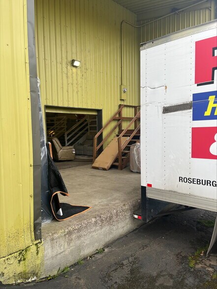 More Photos Of 29879 OR-34, Albany Showroom For Sale